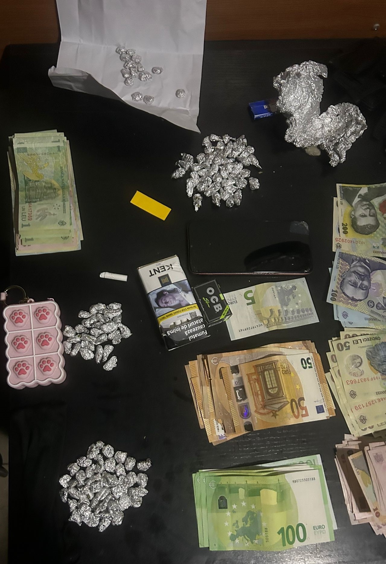 Tineri din Constanţa, prinşi cu droguri şi bani! Unul dintre ei ascundea 