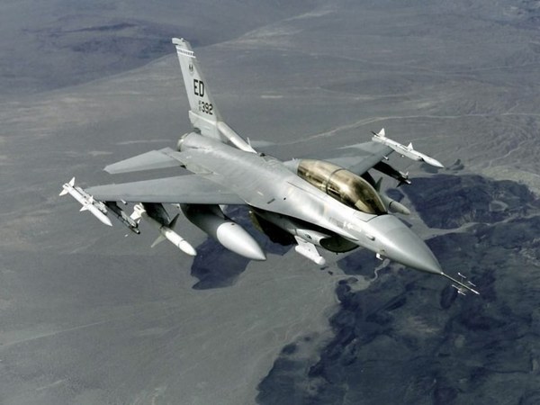 România nu își poate permite decât avioane F-16 de ocazie - 531730fondecranavionf16envol-1340377153.jpg