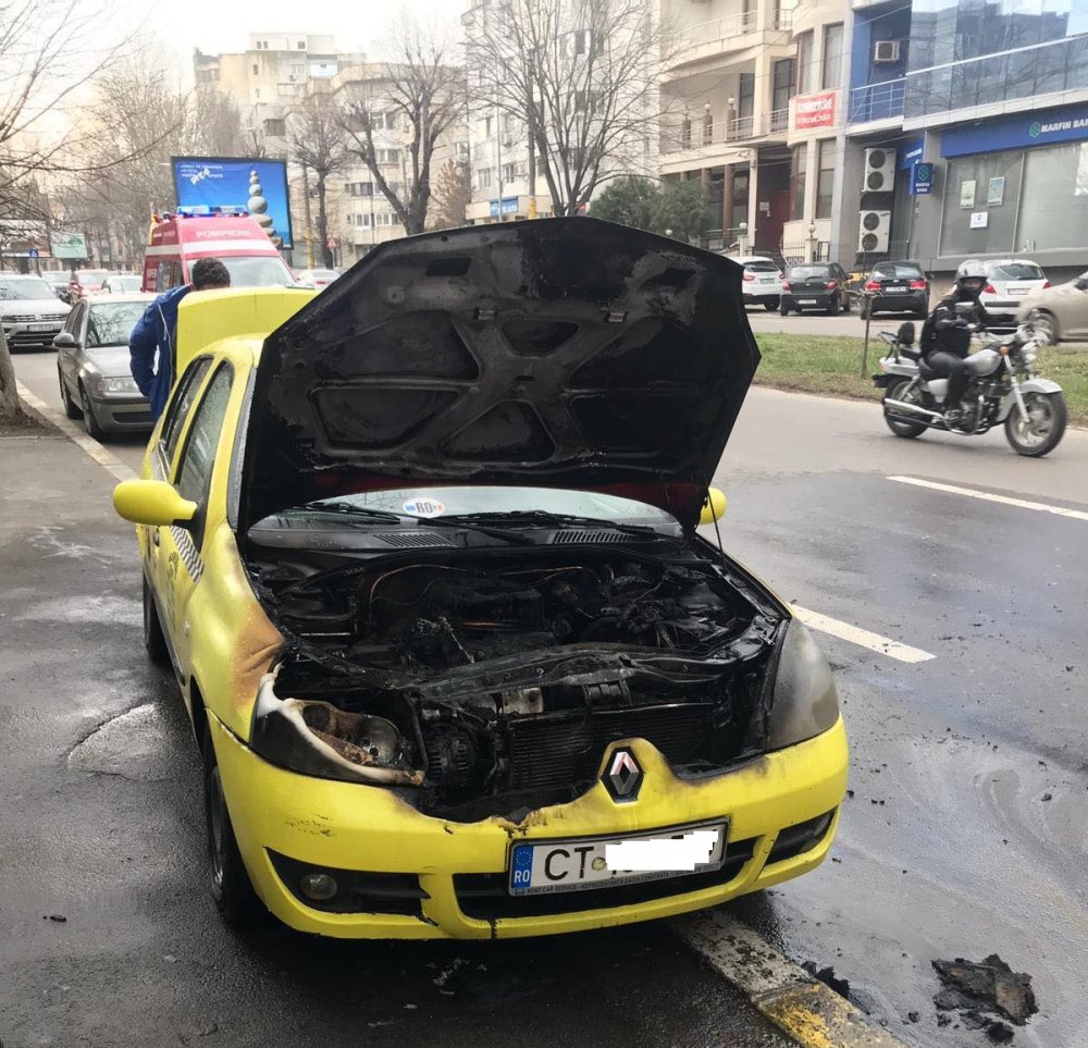 TAXI în flăcări, în zona Spitalului Militar din Constanța - 53274863417419252339392505906334-1552650411.jpg