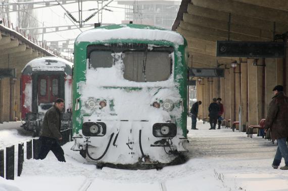 Trenul Arad - Constanța, cu 200 de călători, blocat în câmp de ore bune - 54a1022e682ccfad9dfee50f-1453104825.jpg