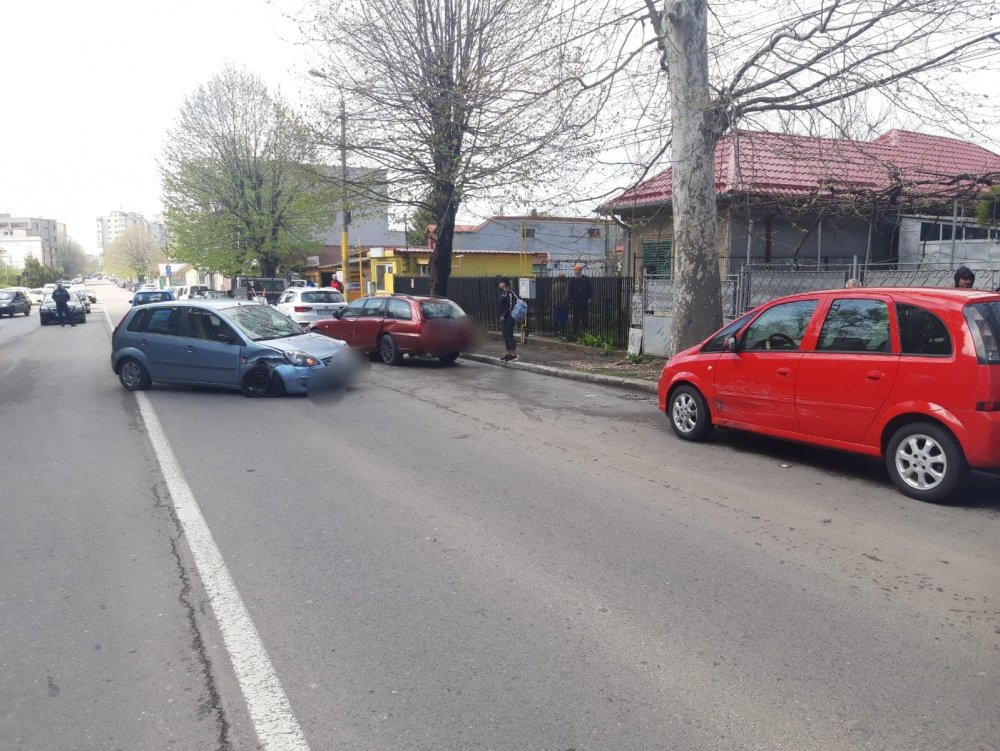 Accident rutier la Constanța! O mașină a intrat în două autoturisme parcate - 57088104458720801335573268823134-1554889650.jpg