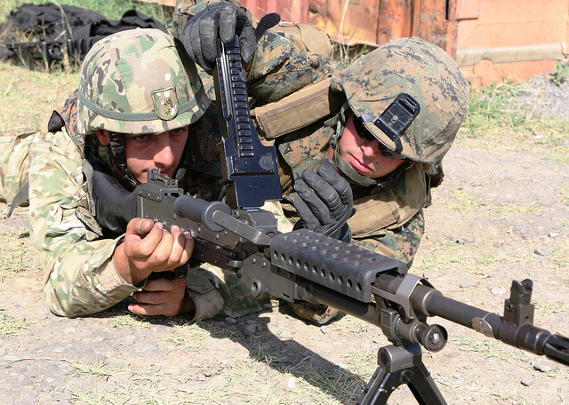 Ce isprăvi mai fac soldații americani de la Mihail Kogălniceanu - 60208132230e049a8d17z-1331486060.jpg