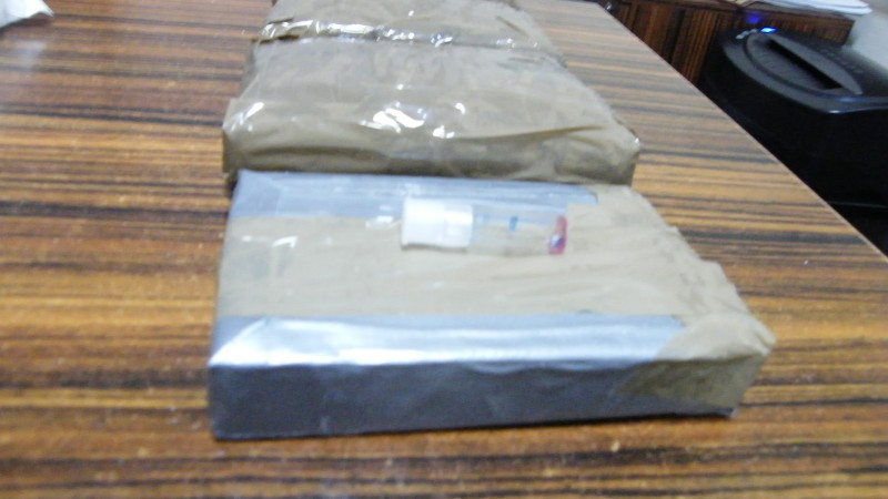 Patru pachete cu cocaină, descoperite pe plaja Vadu - 61478928-1554542712.jpg