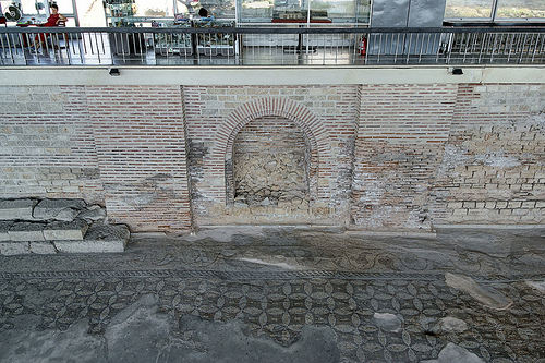 Se fură gardul Edificiului roman cu mozaic - 6148099605ff00c1114e-1331887283.jpg