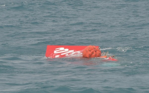 O parte din epava avionului AirAsia prăbușit în Marea Java a fost scoasă la suprafață - 61620195-1420905560.jpg