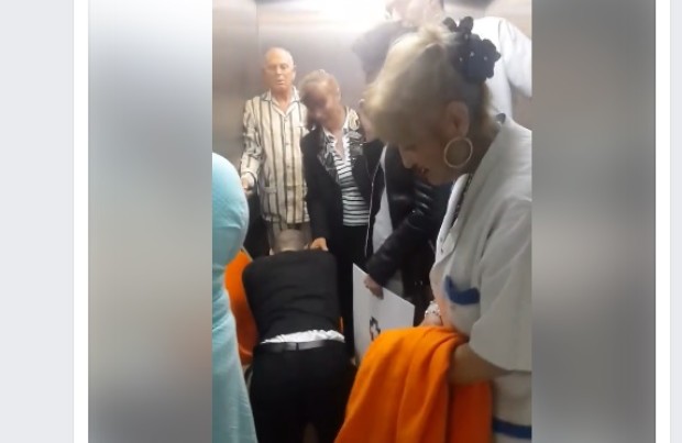 VIDEO. IMAGINI ȘOCANTE în spital. Un bolnav a fost lăsat în genunchi în fața liftului - 61878963-1492013651.jpg