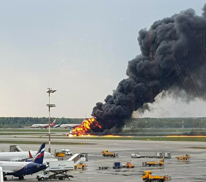 Tragedie în Rusia! Un avion a luat foc pe principalul aeroport din Moscova. 41 DE OAMENI AU MURIT - 62042873-1557095272.jpg