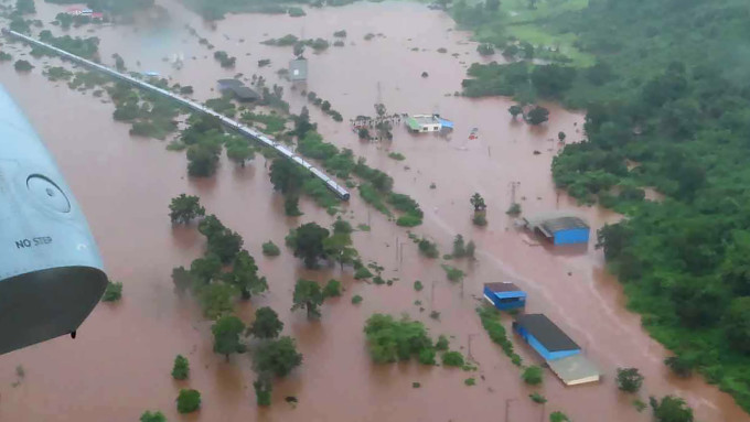 Inundații în India. 700 de pasageri blocați într-un tren, salvați cu elicopterul - 62065672-1564235330.jpg