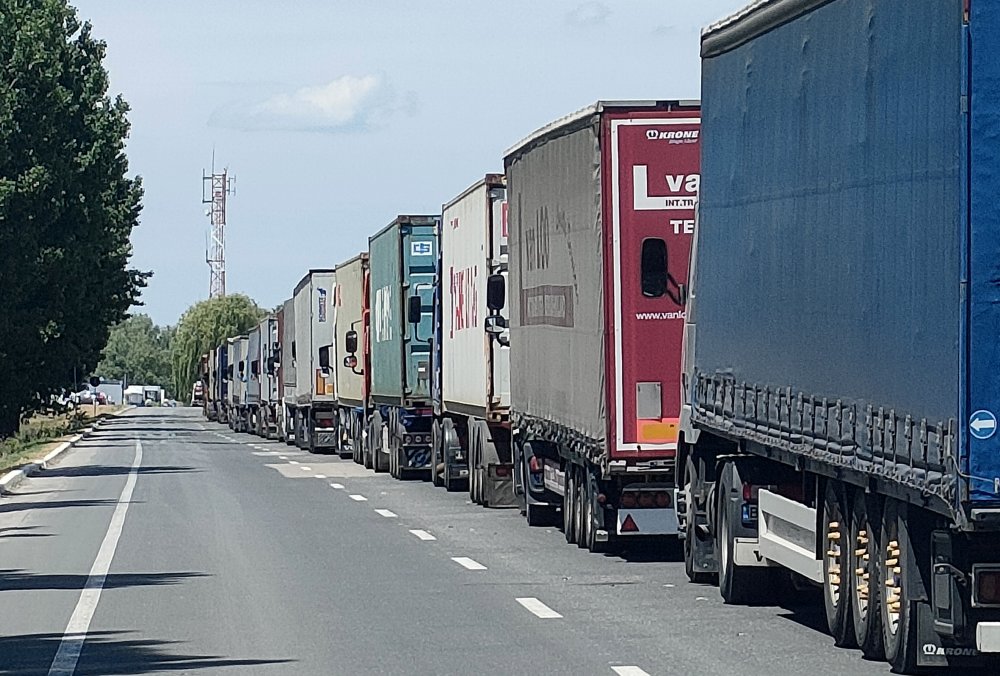 Șoferii ucraineni de camioane cer ca pe la Isaccea să treacă doar tiruri - 62262566-1681553319.jpg