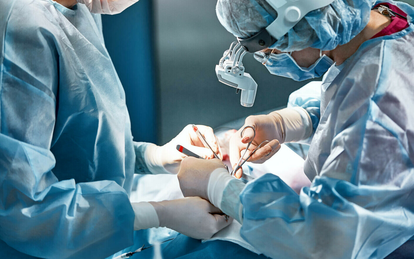 Medic estetician din Constanţa, cercetat după ce trei paciente pe care le-a operat au suferit complicaţii medicale grave - 62395654-1706544584.jpg
