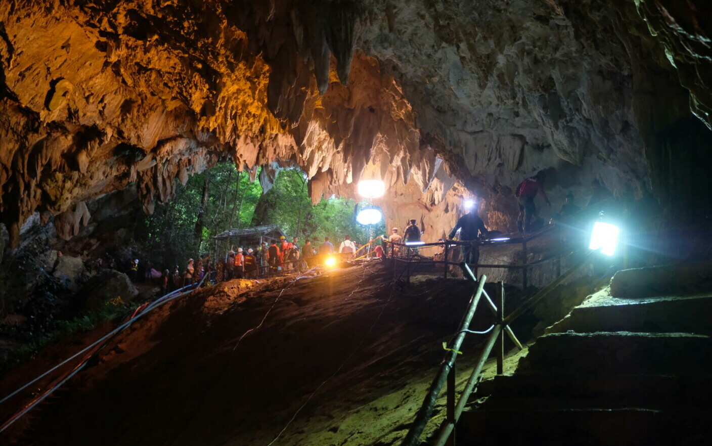 Operațiune contracronometru în Slovenia! Persoane blocate într-o peșteră în urma creșterii nivelului apelor - 62415881-1704720111.jpg