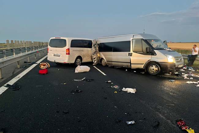 11 persoane au fost transportate la spital, în urma accidentului de pe autostradă - 62726274-1656311806.jpg