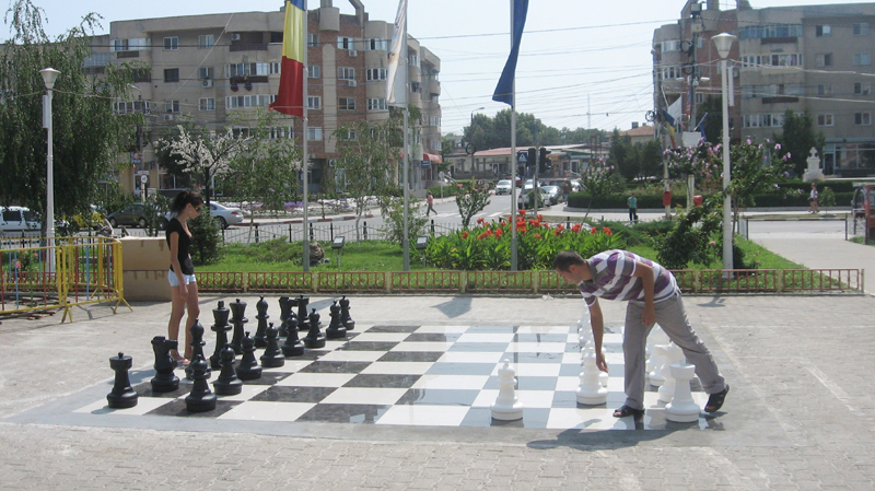 Joc de șah pe trotuar, în Parcul Central din Năvodari - 63a24a588a38679d827e8fcdd8ddff67.jpg