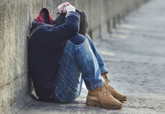 Aproape un sfert dintre tinerii din România se confruntă cu sărăcie severă - 642fcfe753788tinerisaraci-1682009273.jpg