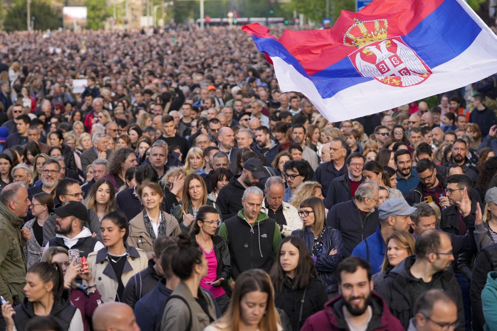 Sârbii au ieșit în număr mare în stradă furioși pe autorități, după crimele în masa care au zguduit țara - 645952682d5c6256463166-1684566089.jpeg