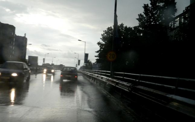 Ploaie torențială pe Autostrada Soarelui. Traficul Constanța - București, paralizat! - 646x404-1373126413.jpg