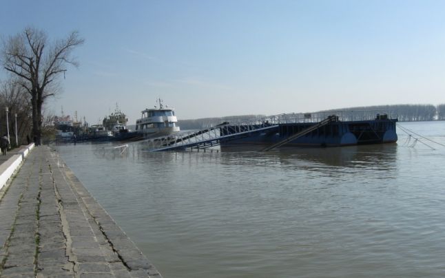Trafic pe Dunăre întrerupt temporar din cauza condițiilor meteo - 646x404-1501234537.jpg