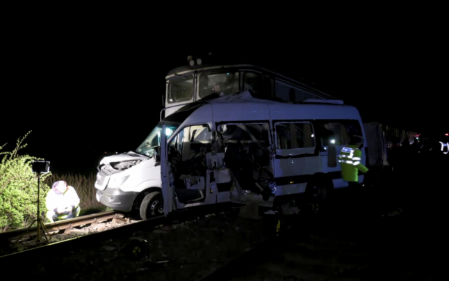 TRAGEDIE CU 4 MORȚI! Șoferul microbuzului lovit de tren, băut în momentul accidentului - 646x404-1555592435.jpg