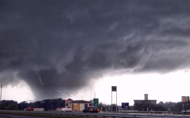 Furtunile continuă în SUA. Opt persoane au murit și mai multe zeci sunt rănite - 646x4044-1555329817.jpg