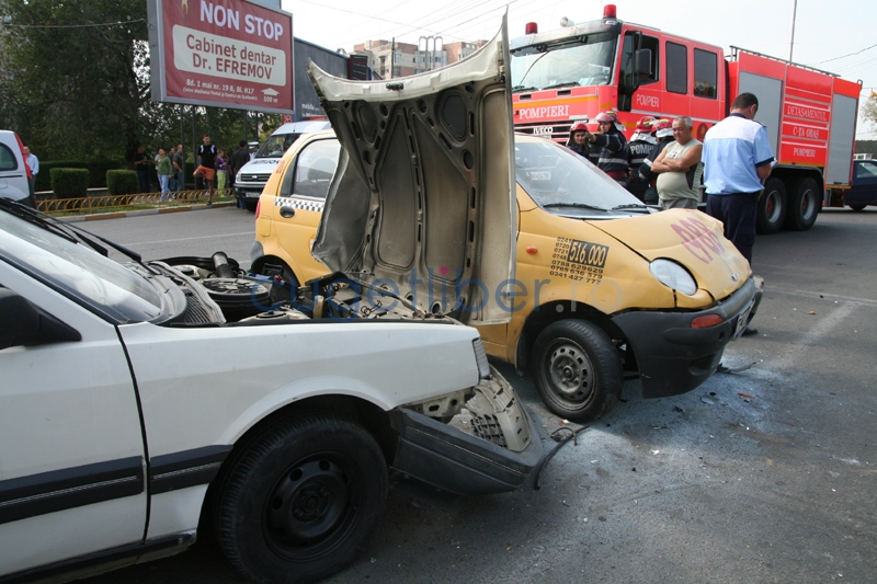 O șoferiță de taxi băută a lovit două mașini oprite la semafor, după care a fugit - 64d8893148a469697146699d112348ae.jpg