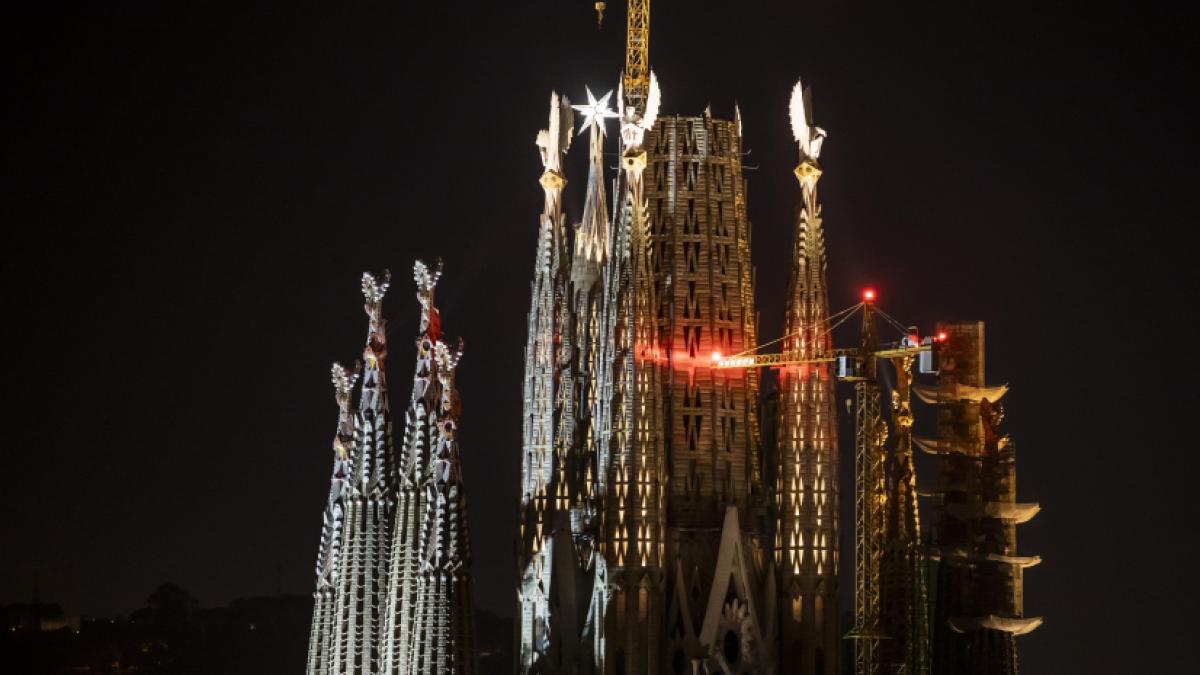 Sagrada Familia și-a luminat pentru prima dată cele patru turnuri - 6551e468d361d-1699884819.jpeg