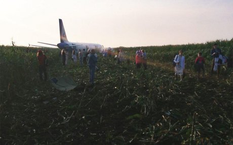 PANICĂ LA BORD! Un avion de 230 de pasageri a aterizat de urgență într-un lan de porumb - 68618322264534285214466722719608-1565848903.jpg