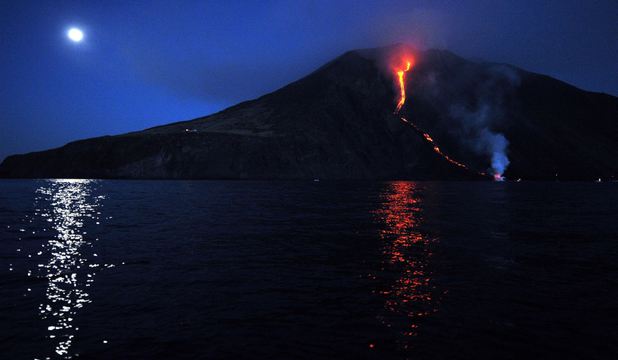 ALERTĂ! După Etna, Stromboli, al doilea vulcan italian, este gata să erupă - 6945335afpmediafaxfotogiovanniis-1545822343.jpg