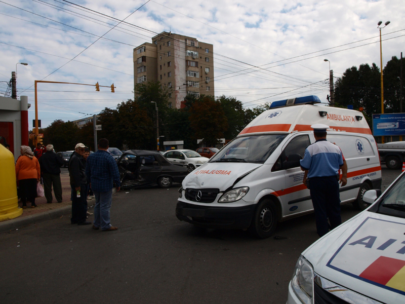 Impact între o ambulanță și o Dacia, în intersecția de la Pod Butelii - 72e43e24b782f23fb1867ebd26d2980f.jpg