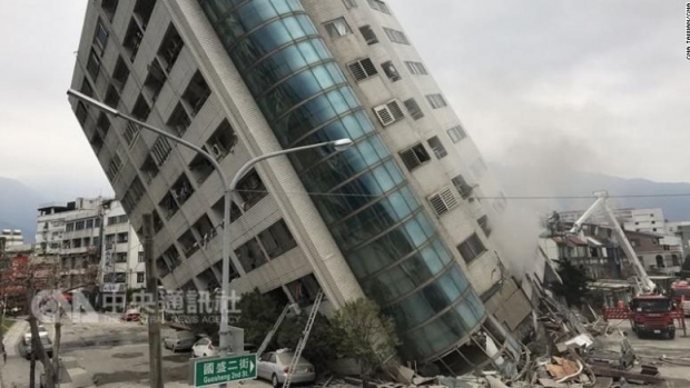 Imaginile dezastrului din Taiwan. Un hotel stă să se prăbușească după cutremur - 7489343900-1518090614.jpg