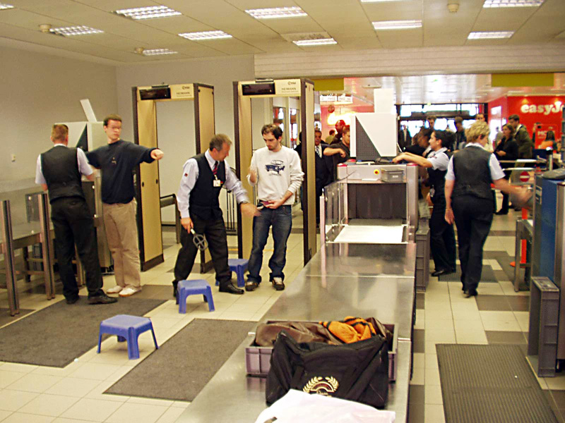 Polițiștii de pe aeroportul Domodedovo estorcau pasagerii de bani - 75a5c32de4feda13bec18dcd8e2b0f37.jpg