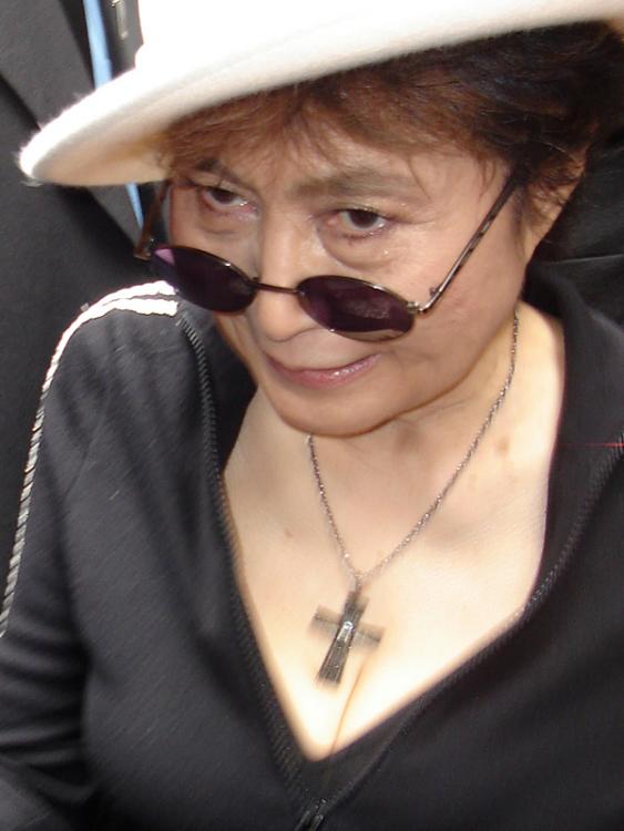 Yoko Ono se opune eliberării ucigașului lui John Lennon - 75d112e4f830f8f1c53594cc77a6cb30.jpg