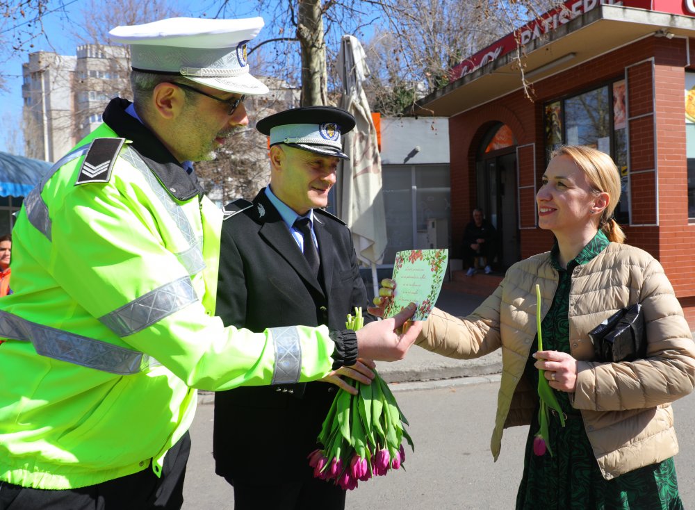 Poliţiştii locali le-au împărţit flori şi felicitări doamnelor şi domnişoarelor din Constanţa - 7g2a2790-1678287781.JPG