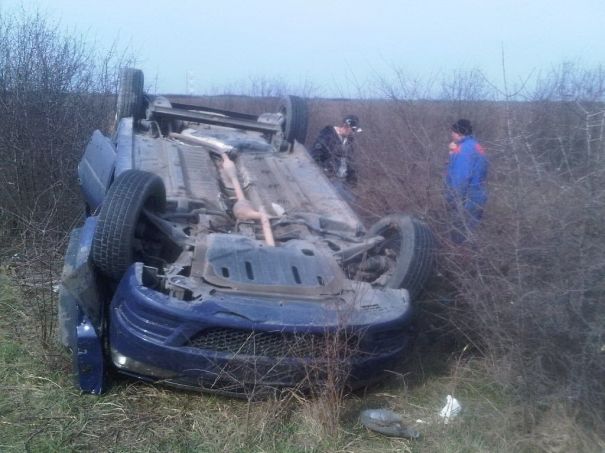 Mașină răsturnată în apropiere de Corbu - 7ianuariemasinarasturnata-1389105842.jpg