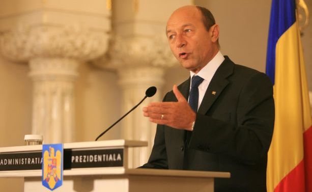 Președintele Băsescu le urează românilor ca Duminica Floriilor să le aducă speranță - 8-1333874824.jpg