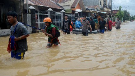 Cel puțin 10 persoane au decedat în urma inundațiilor - 880x495indonesiadeathtollfromflo-1556461188.jpg