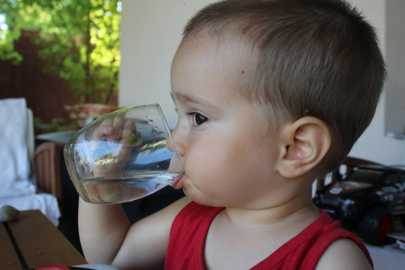 Copiii mici pot să bea apă de la frigider? - 8iuniemedicul2-1339189273.jpg
