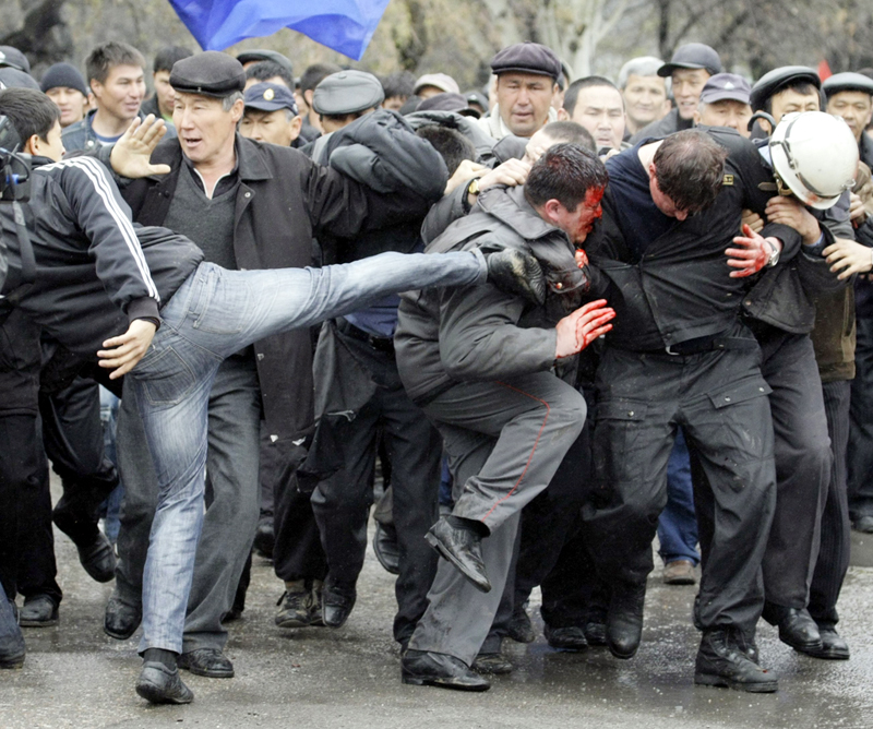 Un politician reținut în cazul violențelor interetnice din Kârgâzstan - 946dca6d0d2657cfc194c3d4fd39ccb3.jpg