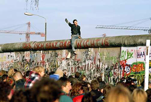 20 de ani  de la căderea Zidului Berlinului și 200 de ani de la moartea autorului imnului național - 95167ae279a3d7d96f8b54e6e97cc3e6.jpg