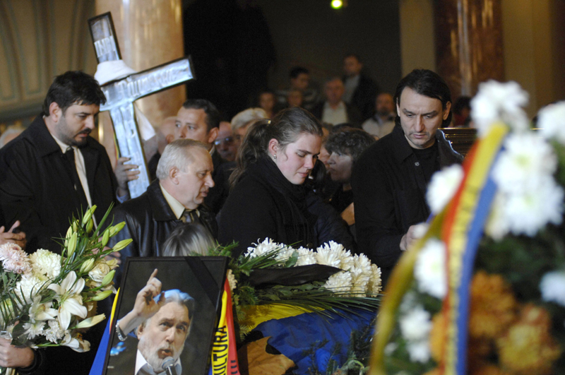 Adrian Păunescu a fost înmormântat cu onoruri militare la Cimitirul Bellu - 954fa493979cb50426e971c47da3fb8e.jpg