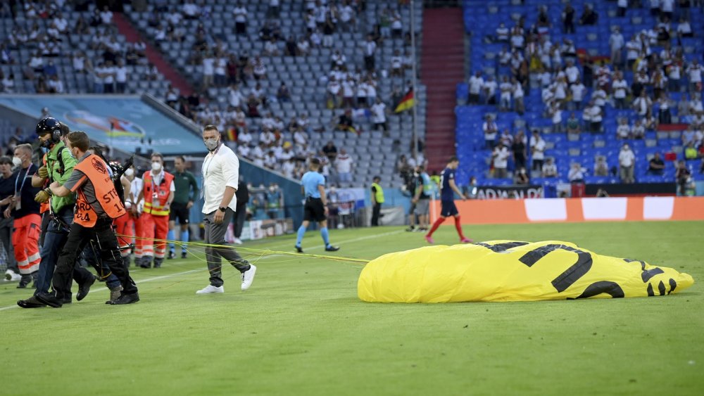 Fotbal, EURO 2020 / Meciul Franţa - Germania, perturbat de un activist Greenpeace - 957017604790607-1623839098.jpg
