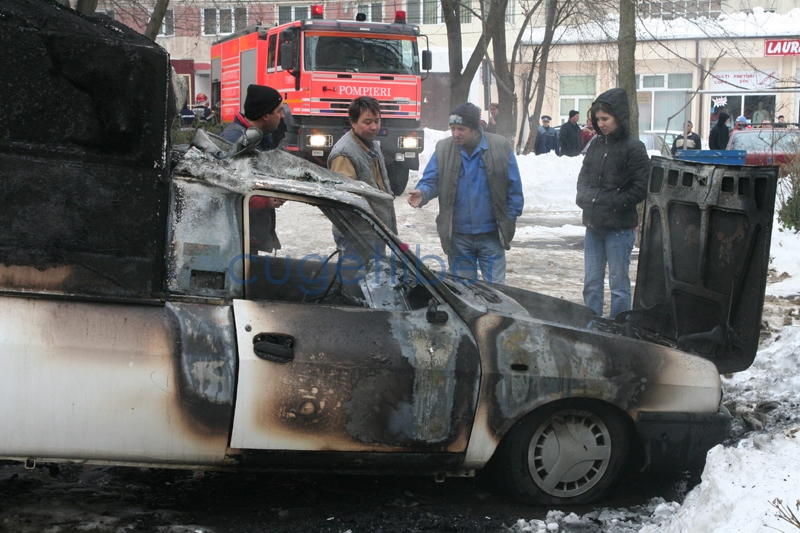 O Dacia Papuc a fost distrusă de flăcări, ieri, pe strada Eliberării - 97d34c42010dcbf436a0aaca60751d73.jpg