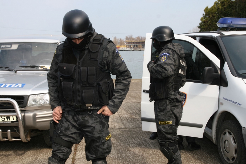 Acuzat de proxenetism, ridicat de polițiști de la propria NUNTĂ - 9februariedescinderemascatitigar-1433157260.jpg