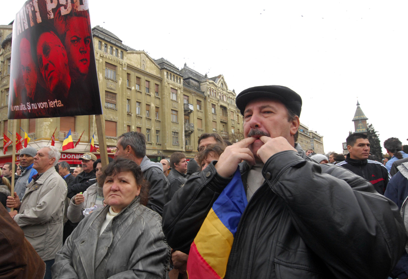 Anticomuniștii din mai multe orașe ale țării au manifestat, ieri, împotriva 