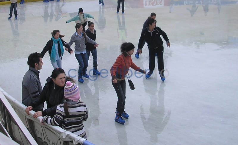 Elevi din Pecineaga, aduși cu arcanul la patinoar - a4daa5e1560dfd8a5c57a60a4690ea16.jpg