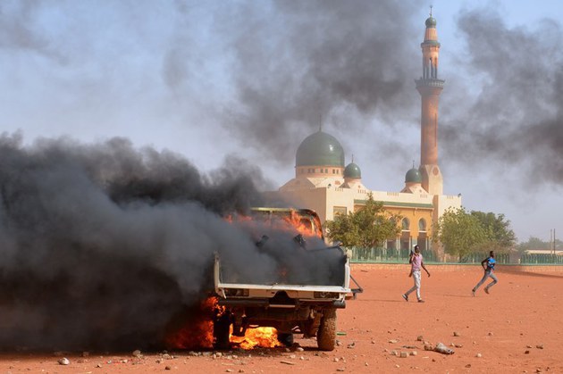 Trei biserici incendiate la Niamey, unde se extind manifestațiile contra Charlie Hebdo - aa-1421503308.jpg