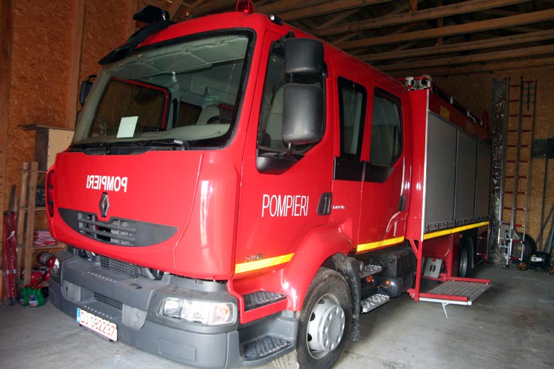 Mașină de pompieri ținută în garaj, pentru că nu are cine să o manevreze - ab3bc71086ed5235a9e08af97fced496.jpg