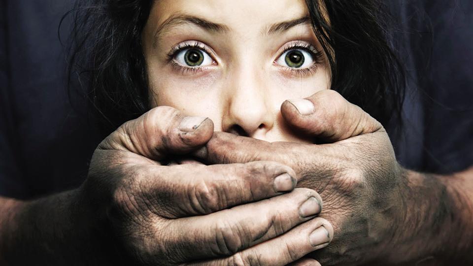 ȘOCANT! Un tată este acuzat că și-a abuzat fiicele de 800 de ori în 6 ani - abuz-1534262108.jpg