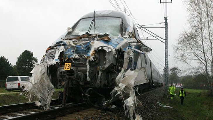 Accident GRAV. Coliziune între un tren și un camion! 18 răniți, 7 în stare gravă - acc-1491598788.jpg