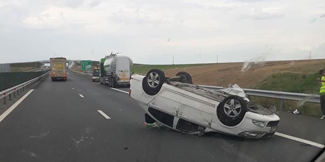 Grav accident rutier pe Autostrada Soarelui. O mașină s-a răsturnat! Sunt patru victime - acc-1530079222.jpg