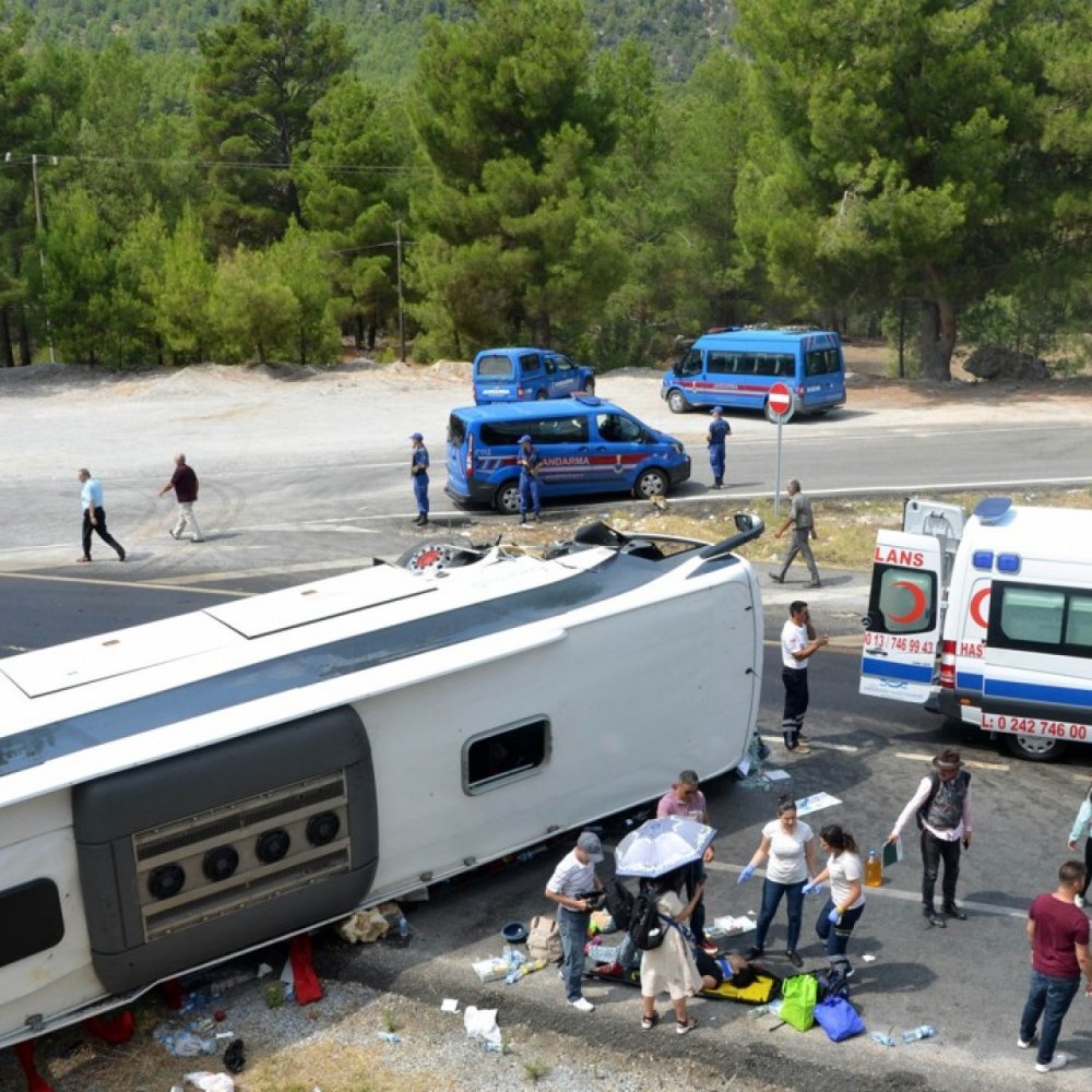 Un autocar plin cu turiști a căzut într-o râpă în Antalya. Sunt zeci de victime - acc-1563980421.jpg